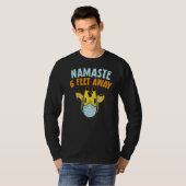 Namaste 6 Fuß weg Giraffe Facemask Sozialdistan T-Shirt (Vorne ganz)