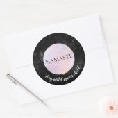 Namaste Bleibe Wild Moon Child Pink Vollmond Yoga Runder Aufkleber (Umschlag)