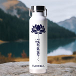 Namaste Blue Lotus Blume Moderner Personalisierter Trinkflasche<br><div class="desc">Namaste Blue Lotus Blume Moderner Personalisierter Name Sport Fitness Yoga Stainless Steel Water Bottle bietet eine blaue Lotus Blume mit dem Text "namaste" in modernen handgeschriebenen Kalligrafieschrift und personalisiert mit Ihrem Namen. Das perfekte Geschenk zum Geburtstag,  Weihnachten,  Muttertag,  Freunde,  Yogafreunde,  Fitness und Sport. Entworfen von © Evco Studio www.zazzle.com/store/evcostudio</div>