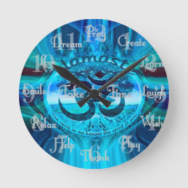 Namaste Blue Rainbow Runde Wanduhr
