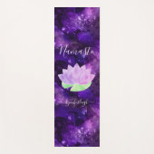 Namaste Cosmic Lila Lotus Blume Monogram Name Yogamatte (Vorderseite)