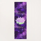 Namaste Cosmic Lila Lotus Blume Monogram Name Yogamatte (Rückseite)