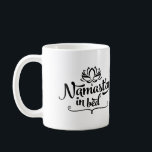 Namaste Funny Quote Tasse<br><div class="desc">Diese Namast'ay In Bed Tasse ist stylish,  sassy,  und genau,  was Ihre verlassen Hand fehlt. Yogis und Yogi-Wannabes werden an einem gemütlichen Samstagmorgen Tee (oder Kaffee) aus dieser Tasse gewollt.</div>