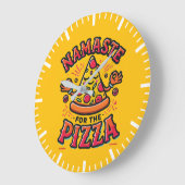 Namaste für die Pizza - Funny Yoga Große Wanduhr (Winkel)
