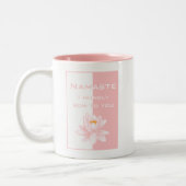 Namaste - ich beuge bescheiden zu Ihnen (Rosa) Zweifarbige Tasse (Links)