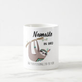 NAMASTE IM BETT Funny SLOTH Yoga TASSE Personalisi (Mittel)