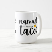 Namaste in der Nähe des Tacos Kaffeetasse (VorderseiteRechts)