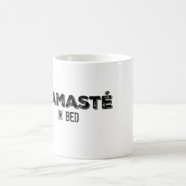 Namasté in der Tasse des Bettes