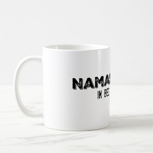 Namasté in der Tasse des Bettes (Links)