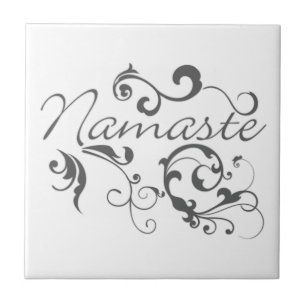 Namaste in dunkelgrauen Wirbel Fliese