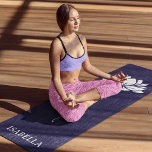 Namaste Lotus Blume Modern Blue Individuelle Name Yogamatte<br><div class="desc">Namaste Lotus Blume Modern Blue Individuelle Name Sports Fitness Yoga Mat verfügt über eine weiße Lotus-Blume mit dem Text "namaste" in modernen handgeschriebenen Kalligrafieschrift auf blauem Hintergrund und personalisiert mit Ihrem Namen. Das perfekte Geschenk zum Geburtstag,  Weihnachten,  Muttertag,  Freunde,  Yogafreunde,  Fitness und Sport. Entworfen von © Evco Studio www.zazzle.com/store/evcostudio</div>