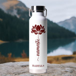 Namaste Lotus Blume Moderner Personalisierter Name Trinkflasche<br><div class="desc">Namaste Burgundy Lotus Blume Moderner Personalisierter Name Sport Fitness Yoga Stainless Steel Water Bottle bietet eine burgundy Lotus Blume mit dem Text "namaste" in modernen handgeschriebenen Kalligrafieschrift und personalisiert mit Ihrem Namen. Das perfekte Geschenk zum Geburtstag,  Weihnachten,  Muttertag,  Freunde,  Yogafreunde,  Fitness und Sport. Entworfen von © Evco Studio www.zazzle.com/store/evcostudio</div>