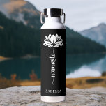 Namaste Lotus Blume Moderner Personalisierter Name Trinkflasche<br><div class="desc">Namaste Lotus Blume Moderner Personalisierter Name Sport Fitness Yoga Stainless Steel Water Flasche bietet eine Lotus Blume mit dem Text "namaste" in modernen handgeschriebenen Kalligraphie-Skript und personalisiert mit Ihrem Namen. Das perfekte Geschenk zum Geburtstag,  Weihnachten,  Muttertag,  Freunde,  Yogafreunde,  Fitness und Sport. Entworfen von © Evco Studio www.zazzle.com/store/evcostudio</div>