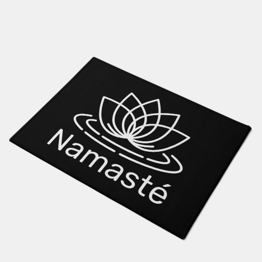 Namasté lotus Blume Moderner Schwarz-Weiß-Empfang Fußmatte (Schrägansicht)