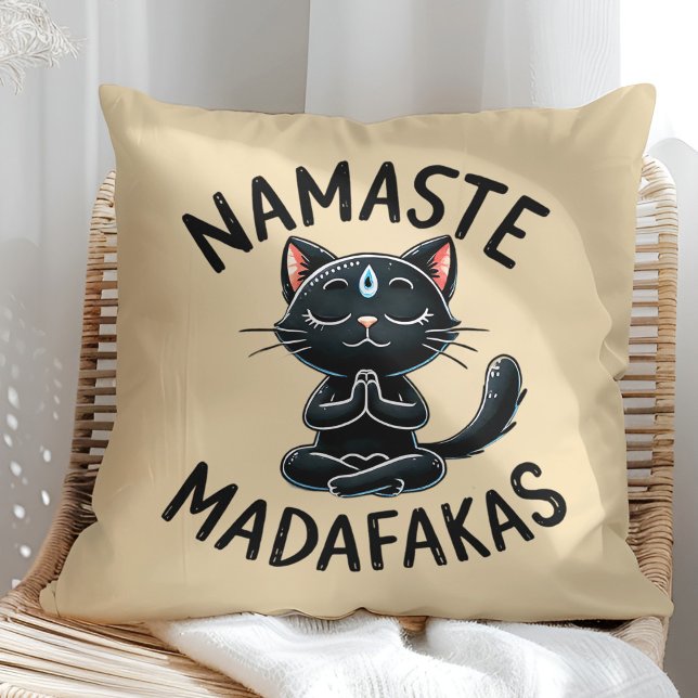 "Namaste Madafakas" Funny Cat Lovers Kissen ("Namaste Madafakas" Funny Cat Lovers Throw Pillow on a sunny boho rattan chair.)