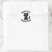 "Namaste Madafakas" Funny Cat Lovers Quadratischer Aufkleber (Tasche)