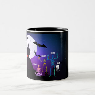 Namaste mit der Skelettfamilie: Whimsical Yoga Zweifarbige Tasse