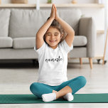 Namaste | Moderne spirituelle Medizin Kinder Yoga T-Shirt<br><div class="desc">Einfaches, stilvolles "namaste" Zitat-Kunstdesign in moderner, minimalistisch handgeschriebener Schrift-Typografie. Der Slogan kann leicht mit eigenen Worten personalisiert werden, um ein perfektes Geschenk für einen Yoga-Hasen oder Pilates-Liebhaber zu machen! Namasté bedeutet wörtlich "Grüße an dich". In den Vedas, namaste meist als Begrüßung einer Göttlichkeit. Aber der Nutzen und die Bedeutung haben...</div>