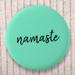 Namaste | Neo Mint Green Modern Yoga Spiritual Button<br><div class="desc">Einfaches, stilvolles "namaste" Zitat-Kunstdesign in modernem, minimalistisch handgeschriebenem Schriftzeichen auf minzgrünem Hintergrund. Der Slogan kann leicht mit eigenen Worten personalisiert werden, um ein perfektes Geschenk für einen Yoga-Hasen oder Pilates-Liebhaber zu machen! Namasté bedeutet wörtlich "Grüße an dich". In den Vedas, namaste meist als Begrüßung einer Göttlichkeit. Aber der Nutzen und...</div>
