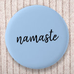 Namasté | Pastel Blue Yoga Spirituelle Salutation Button<br><div class="desc">Einfaches, stilvolles "namaste" Zitat-Kunstdesign in moderner, minimalistisch handgeschriebener Schrift-Typografie auf pastellblauem Hintergrund. Der Slogan kann leicht mit eigenen Worten personalisiert werden, um ein perfektes Geschenk für einen Yoga-Hasen oder Pilates-Liebhaber zu machen! Namasté bedeutet wörtlich "Grüße an dich". In den Vedas, namaste meist als Begrüßung einer Göttlichkeit. Aber der Nutzen und...</div>