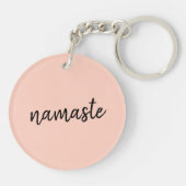 Namaste Peachy Pink Modern Yoga Meditation Schlüsselanhänger (Rückseite)