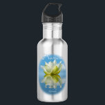 Namaste Reflektion Lotus Blume & Name Yoga Klein Edelstahlflasche<br><div class="desc">Diese hübsche Wasserflasche wurde speziell für Yogafreunde konzipiert. Es zeichnet sich durch ein ruhiges Design aus, mit einer weißen und gelben Lotus-Blume, die in Wasser mit Wellen und Wellen reflektiert, und einem hellblau oder azurfarbenen Hintergrund. Die Beschriftung lautet "Namaste" mit einem Leerzeichen für Ihren Namen. Ideal für Yoga-Kurse, den Fitnessraum...</div>