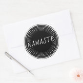 Namaste Runder Aufkleber (Umschlag)