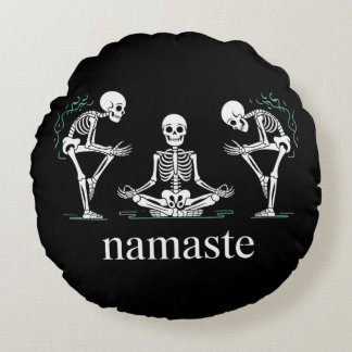 Namaste Skeletons - Funny Yoga Halloween Rundes Kissen