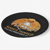 Namaste Trumpkin macht Halloween Great wieder Medi Pappteller (Schrägansicht)