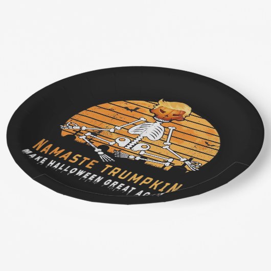 Namaste Trumpkin macht Halloween Great wieder Medi Pappteller (Schrägansicht)