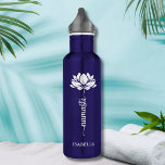 Namaste Whit Lotus Blume Moderner Personalisierter Edelstahlflasche<br><div class="desc">Namaste White Lotus Blume Moderner Personalisierter Name Sport Fitness Yoga Stainless Steel Water Flasche zeigt eine weiße Lotus Blume mit dem Text "namaste" in modernen handgeschriebenen Kalligraphie-Skript und personalisiert mit Ihrem Namen. Das perfekte Geschenk zum Geburtstag,  Weihnachten,  Muttertag,  Freunde,  Yogafreunde,  Fitness und Sport. Entworfen von © Evco Studio www.zazzle.com/store/evcostudio</div>