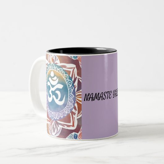 NAMASTE Y'ALL OHM RETRO VIBES ZWEIFARBIGE TASSE (Vorderseite Links)