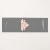 Namaste Yoga-Frau zeigt Grau Yogamatte (Vorderseite (Horizontal))