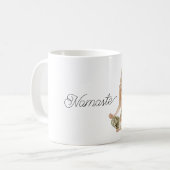 Namaste-Yogahaltung blondes Mädchen Kaffeetasse (Vorderseite Links)