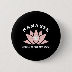 Namaste Zuhause mit meinem Hund Lustiges Yoga-Gesc Button