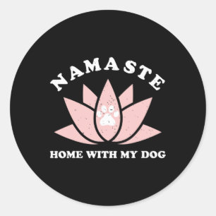 Namaste Zuhause mit meinem Hund Lustiges Yoga-Gesc Runder Aufkleber