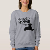Namaste-Zuhause mit meinem Hund Sweatshirt (Vorderseite)