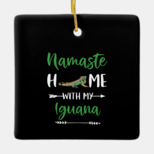 Namaste Zuhause mit meiner Iguana Funny Iguana und Keramikornament