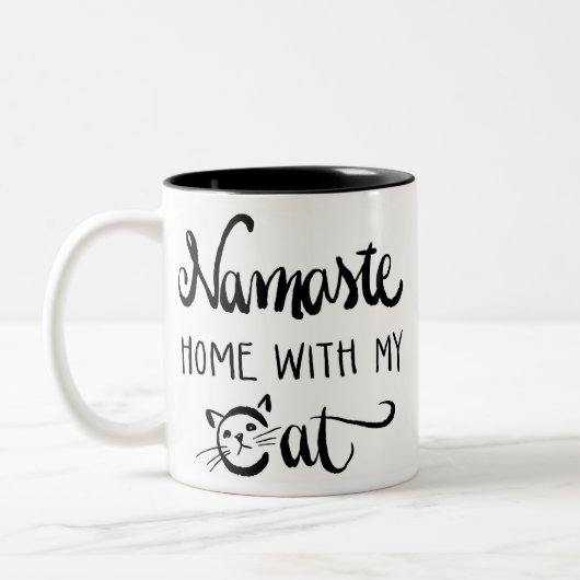 Namaste Zuhause mit meiner Katzen-Tasse Zweifarbige Tasse (Links)