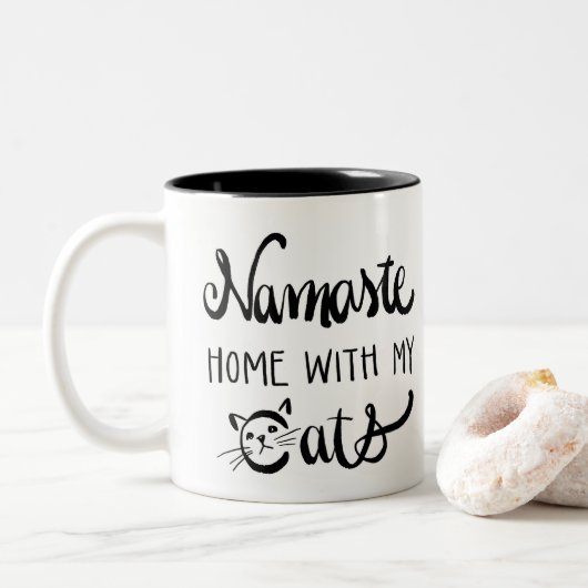 Namaste Zuhause mit meiner Katzen-Tasse Zweifarbige Tasse (Mit Donut)