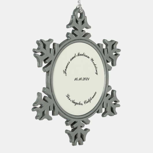 Name anpassen, Datum schwarze Elfenbeinhochzeit Schneeflocken Zinn-Ornament (Links)