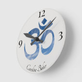 Name auf Blue Sky Clouds Om Symbol 8-in Acrylic Runde Wanduhr (Winkel)
