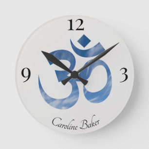 Name auf Blue Sky Clouds Om Symbol 8-in Acrylic Runde Wanduhr