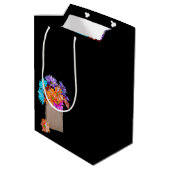 Name auf Daisy Bouquet in Papiertüte Mittlere Geschenktüte (Rückseite Schrägansicht)