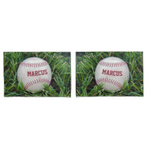 Name auf einem Baseball im Gras