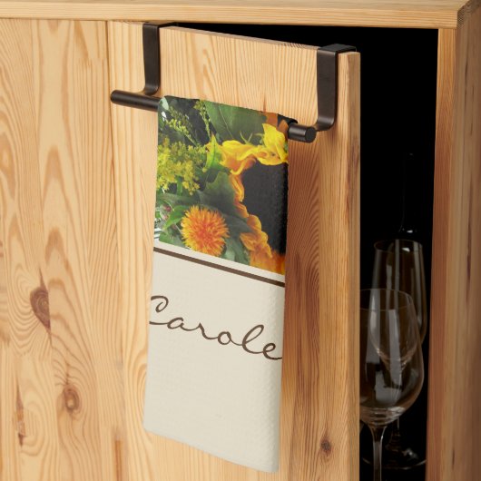 Name auf Farbige große Sonnenblumen Print 16x24 Geschirrtuch (Drittel gefaltet)