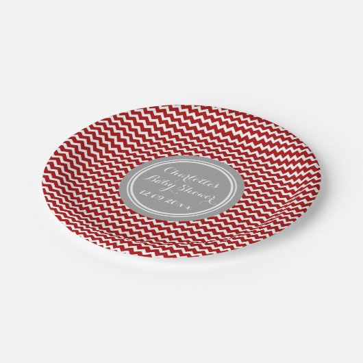 Name-Baby-Duschen-Teller-rotes graues Zickzack Pappteller (Schrägansicht)