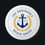 Name Beach House Anchor Gold Laurel Star Button<br><div class="desc">Ein stilvoller nautischer Knopf mit Ihrem personalisierten Familiennamen und Strandhaus,  Seehaus oder einem anderen Wunschtext und feststehendem Datum. Ein speziell entworfener Bootanker mit goldfarbenen Lorbeertönen und einem weißen Stern oder passen die Basisfarbe leicht an Ihre aktuelle Dekoration oder Ihr aktuelles Thema an.</div>