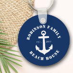 Name Beach House Nautic Boat Anchor Navy Schlüsselanhänger<br><div class="desc">Ein stilvoller Schlüsselanhänger mit Ihrem personalisierten Familiennamen und Strandhaus,  Seehaus oder einem anderen Wunschtext. Ein speziell entwickelter nautischer Bootsanker in weiß auf klassischem Marineblau oder passen die Basisfarbe leicht an Ihre aktuelle Dekoration oder Ihr aktuelles Thema an. Ideal für die Betonung der Schlüssel für den Urlaub Ihrer Familie Zuhause.</div>