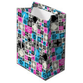 Name & Beziehung hinzufügen Geburtstag Magenta & B Mittlere Geschenktüte (Vorderseite Schrägansicht)